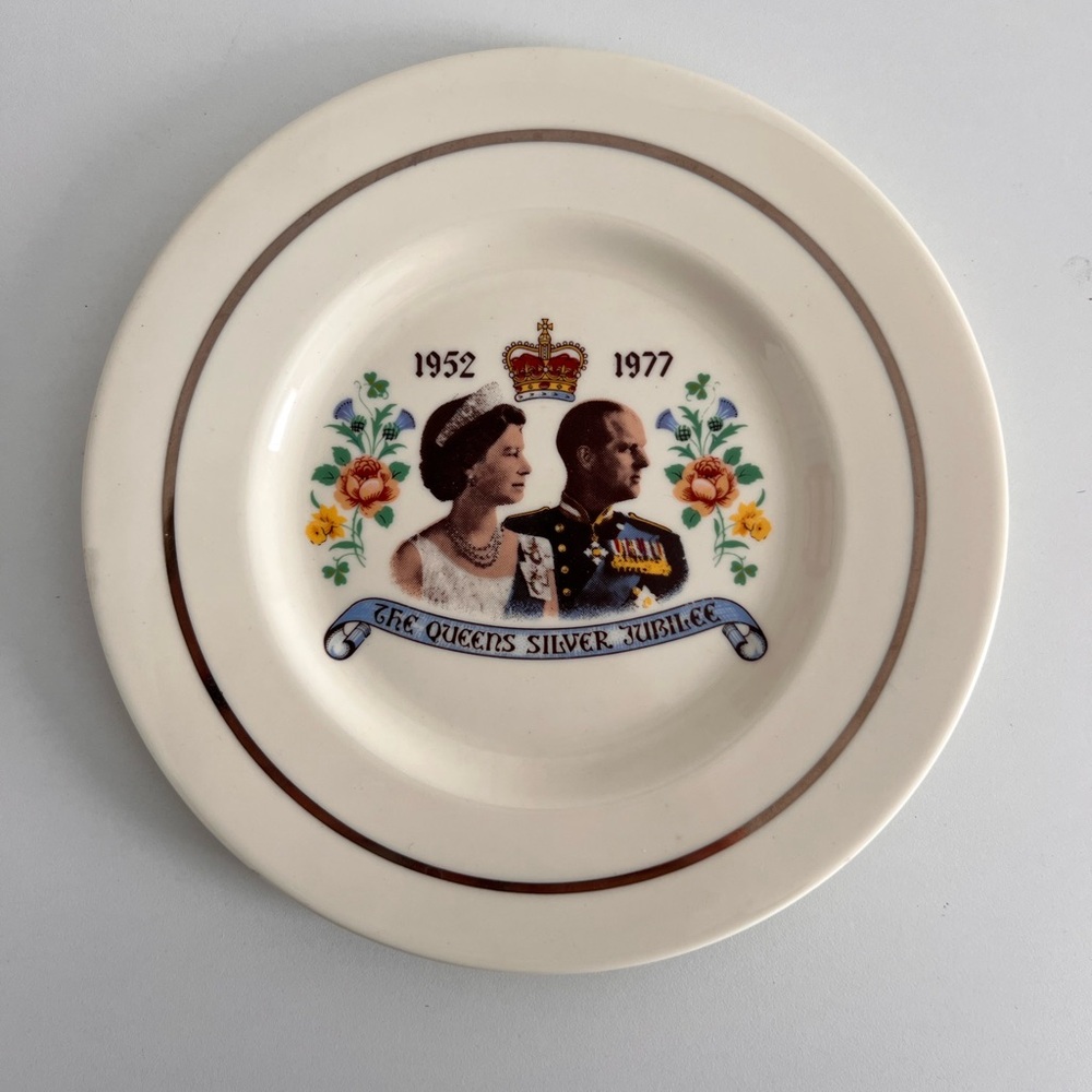 The Queens Silver Jubilee, 1952-1977, England Fine Bone China,  8 1/4" Plate